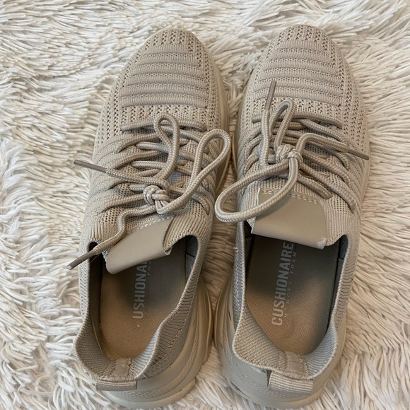 Tan lightweight tennis shoes, size 6.5 - Picture 4 of 8